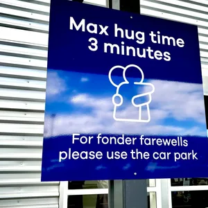 Am Dunedin Flughafen in Neuseeland soll man sich nur noch drei Minuten umarmen zum Abschied.