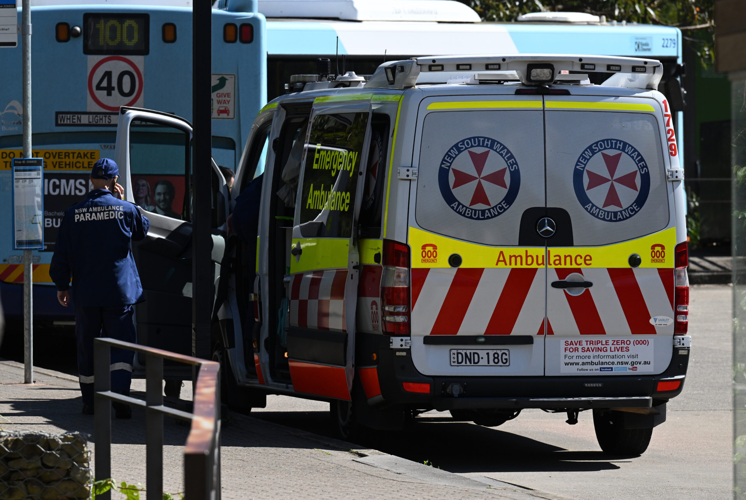 Ein Krankenwagen der New South Wales (kur NSW) Ambulance ist von hinten, mit geöffneter Fahrertür zu sehen.