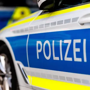 Ein Polizei Auto von seitlich, hinten. Man sieht den Fahrer nicht