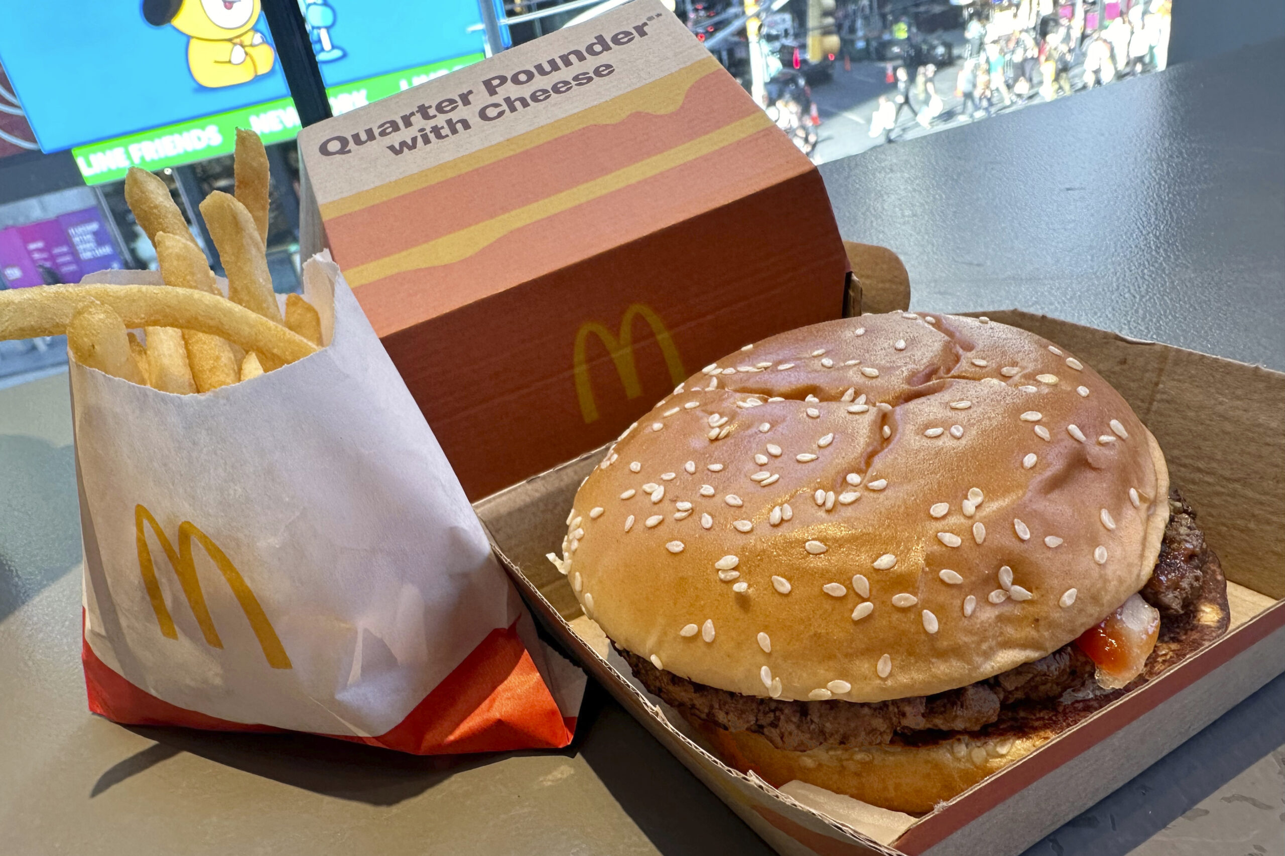 Ein McDonald‘s Quarter Pounder Burger und Pommes am New Yorker Times Square