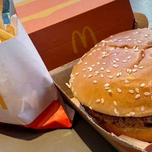 Ein McDonald‘s Quarter Pounder Burger und Pommes am New Yorker Times Square