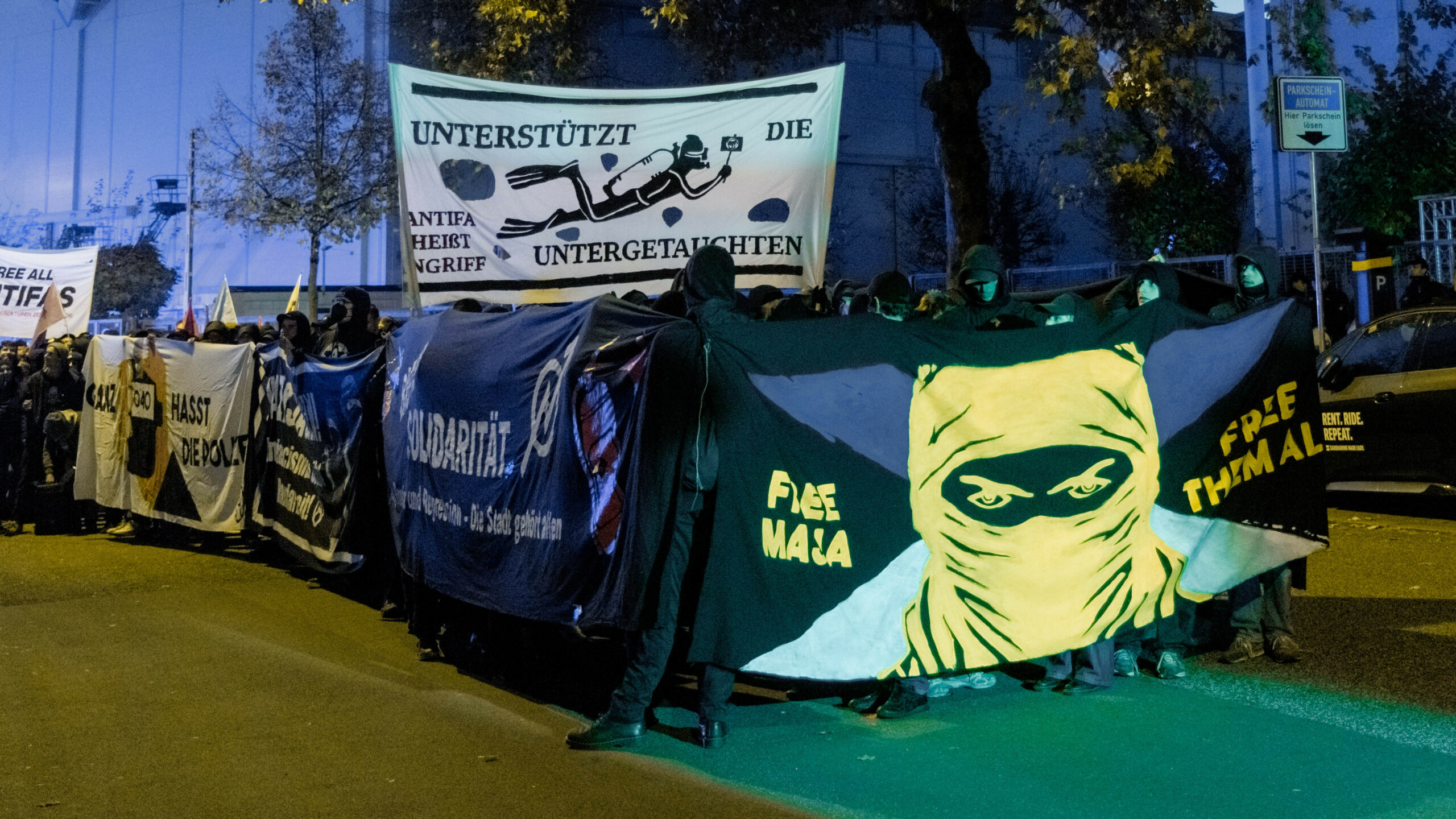 In Schwarz gekleidete Demonstranten zogen am Samstag durch die Hamburger City.