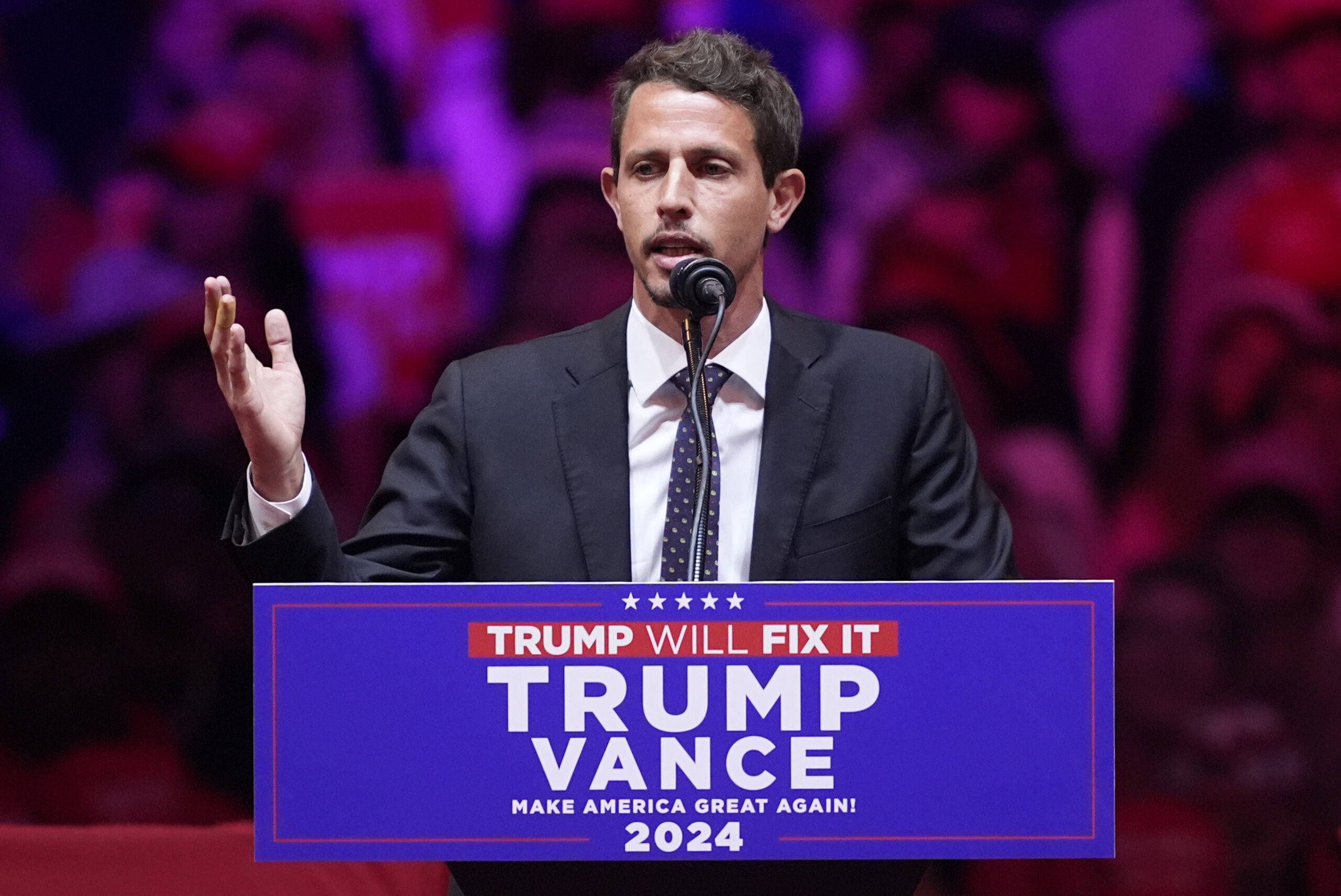 Comedian Tony Hinchcliffe hetzte auf der Trump-Wahlkampfveranstaltung in New York gegen unter anderem gegen Latinos und Schwarze.