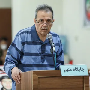 Der Deutsch-Iraner Djamshid Sharmahd 2022 in einem Teheraner Revolutionsgericht – er wurde wegen „Terrorvorwürfen“ zum Tode verurteilt und am Montag exekutiert.
