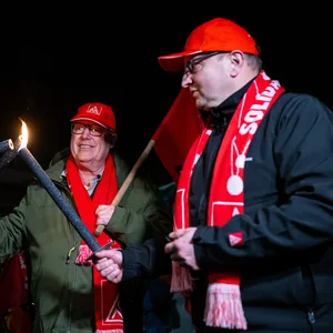 Mitarbeiter von Volkswagen stehen mit Fackeln vor dem VW-Werk in Osnabrück.