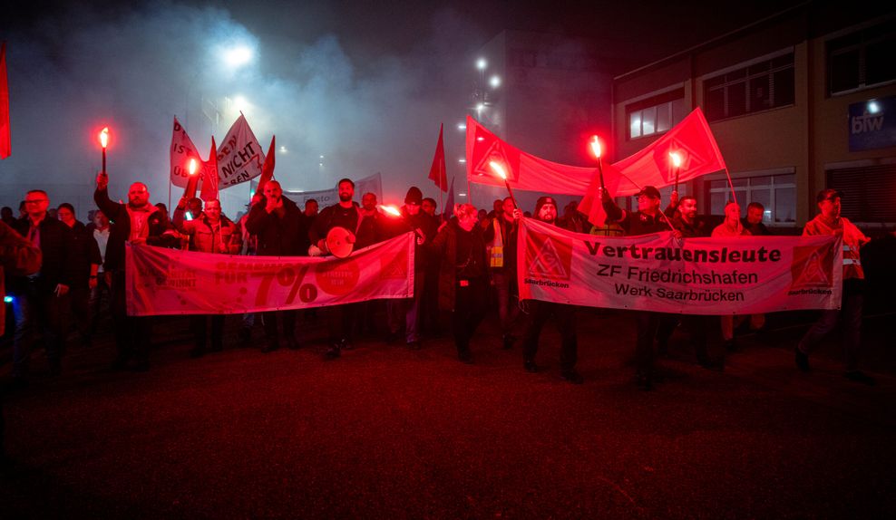 Die Gewerkschaft IG Metall rief ihre Mitglieder in der Metall- und Elektroindustrie zu flächendeckenden Warnstreiks auf.