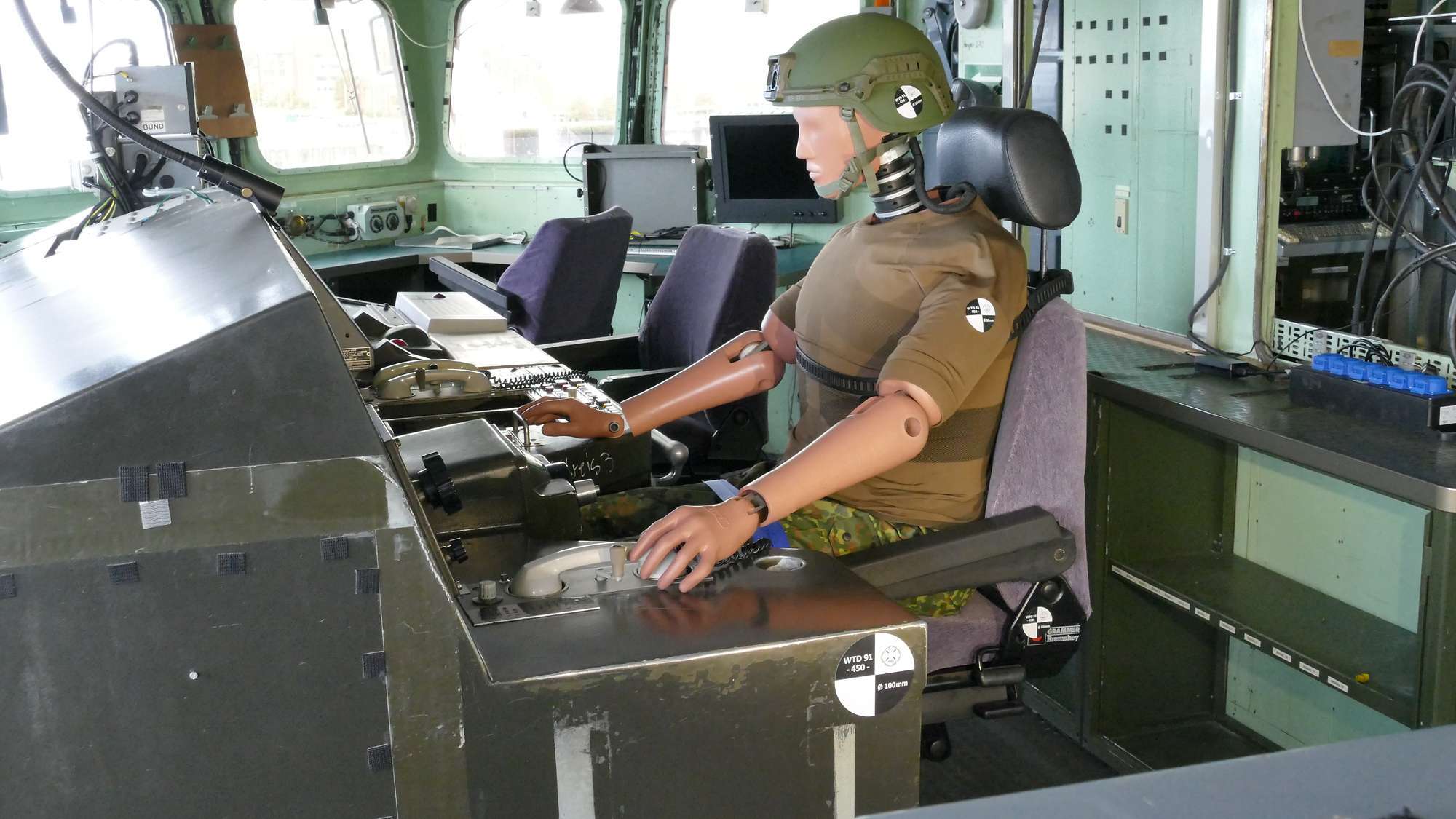 Ein Crash-Test-Dummy auf der ausgemusterten Fregatte „Karlsruhe“.