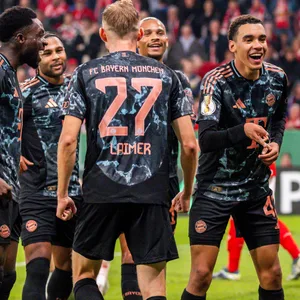 Jamal Musiala feiert seinen Treffer gegen Mainz mit Lahmer, Gnabry, Sane und Davies