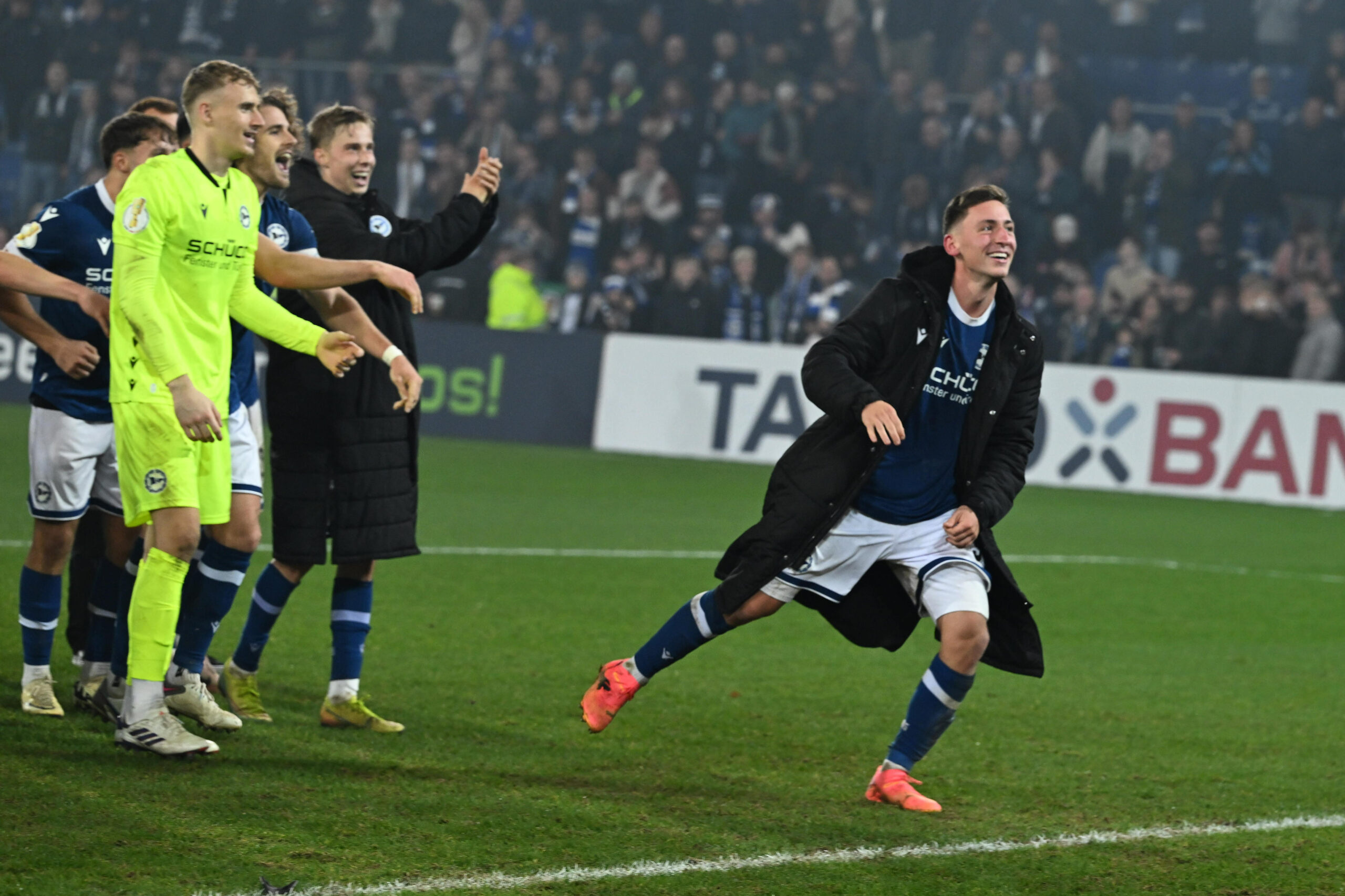 Die Mannschaft von Arminia Bielefeld feiert Marius Wörl, welcher auf die Tribüne zuläuft