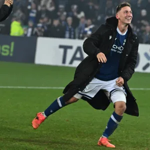 Die Mannschaft von Arminia Bielefeld feiert Marius Wörl, welcher auf die Tribüne zuläuft