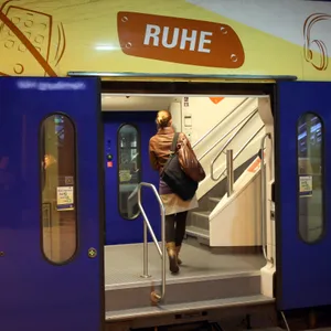 Eine Frau steigt in einen Metronom.