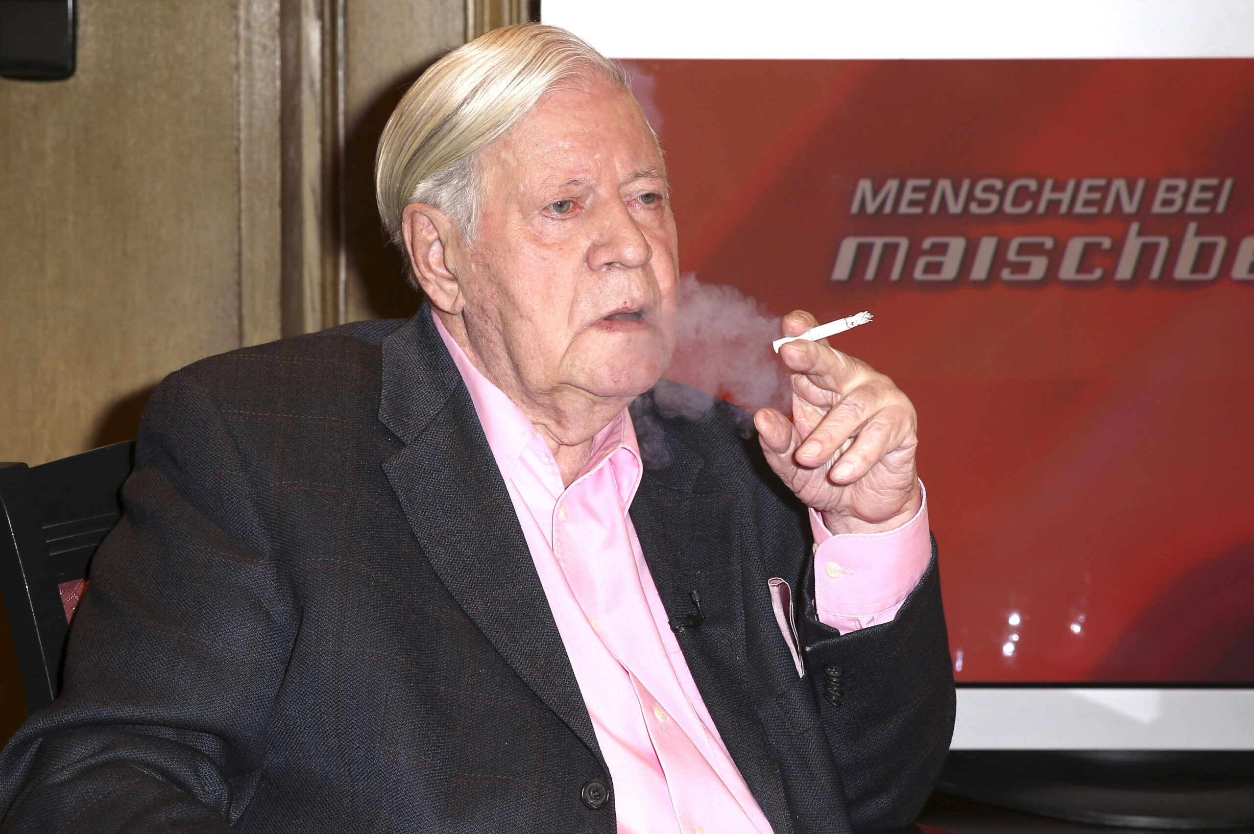 Helmut Schmidt mit einer Zigarette