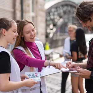 Menschen sammeln Unterschriften