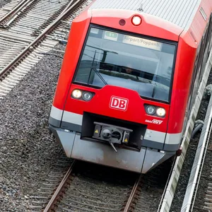 S-Bahn der Linie S1 Richtung Airport / Poppenbüttel