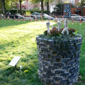 Die Skulptur „Jinas Beet“ erinnert an den Kampf der iranischen Frauen gegen Unterdrückung durch das Mullah-Regime.