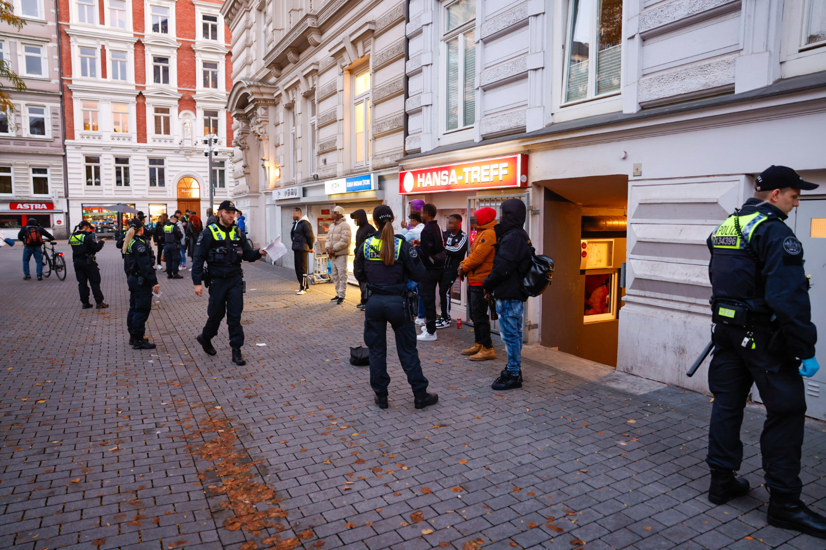 Zahlreiche Polizisten kontrollierten am Freitagabend mehrere Bars am Hansaplatz.