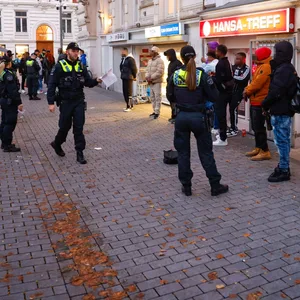 Zahlreiche Polizisten kontrollierten am Freitagabend mehrere Bars am Hansaplatz.