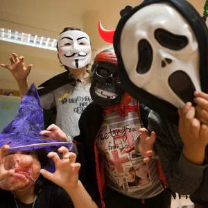Verkleidete Kinder posieren in ihren Halloween-Kostümen