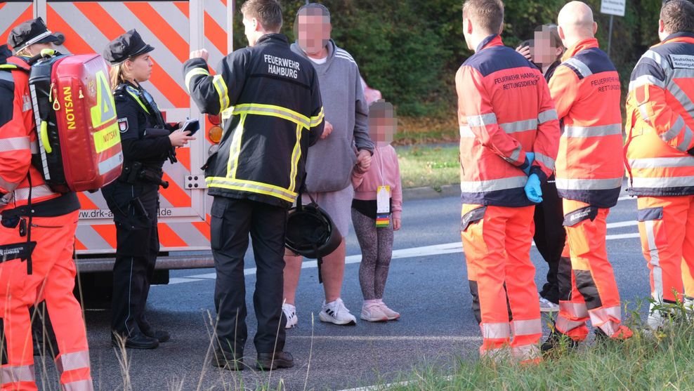 Schwerer Unfall auf Glinder Straße an der Zfahrt zur A1 – Großaufgebot an rettungskräften im Einsatz.