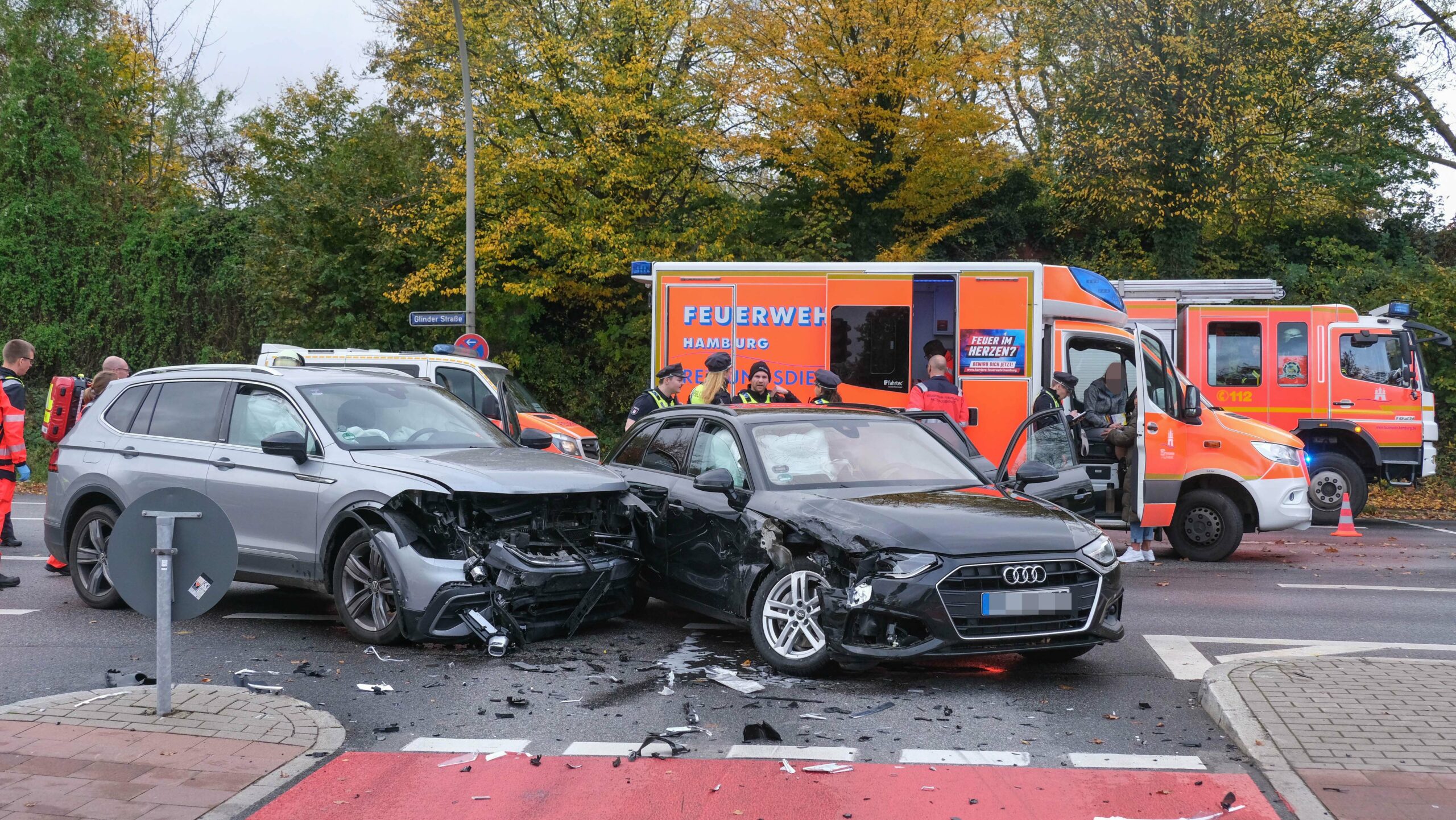 Schwerer Unfall an Auffahrt zur A1 in Billstedt – sechs Kinder und drei erwachsene verletzt