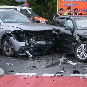 Schwerer Unfall an Auffahrt zur A1 in Billstedt – sechs Kinder und drei erwachsene verletzt