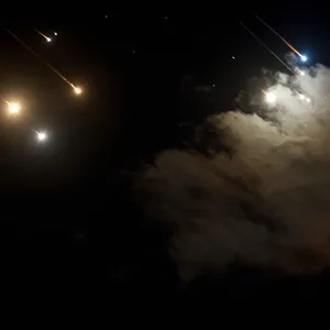 Iranische Raketen und Projektile des Abfangsystems „Iron Dome“ am Himmel über Jerusalem.