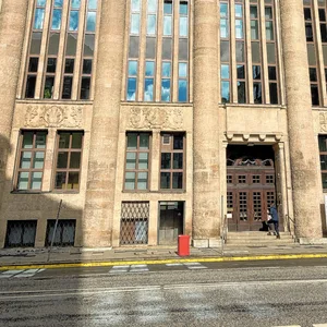 Die ehemalige Karstadt-Konzernzentrale (Nr. 10) steht unter Denkmalschutz und ist seit 1936 Sitz des Finanzamtes (heute: Hamburg-Hansa).