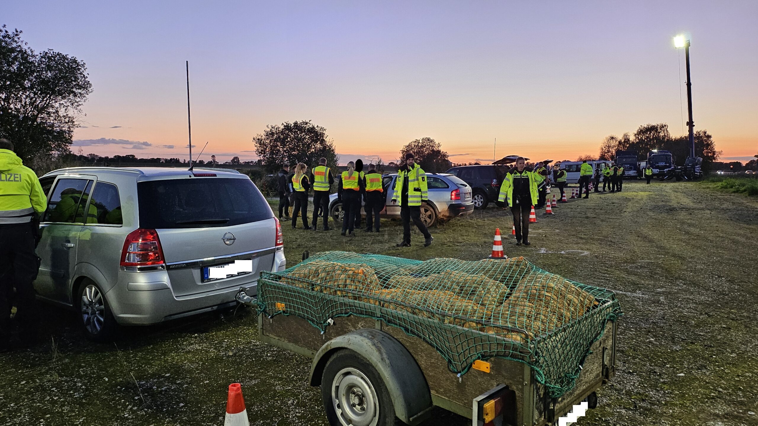 700 Kilo Kartoffeln: Dieser völlig überladene Anhänger wurde bei der Kontrolle bei Cuxhaven aus dem Verkehr gezogen.