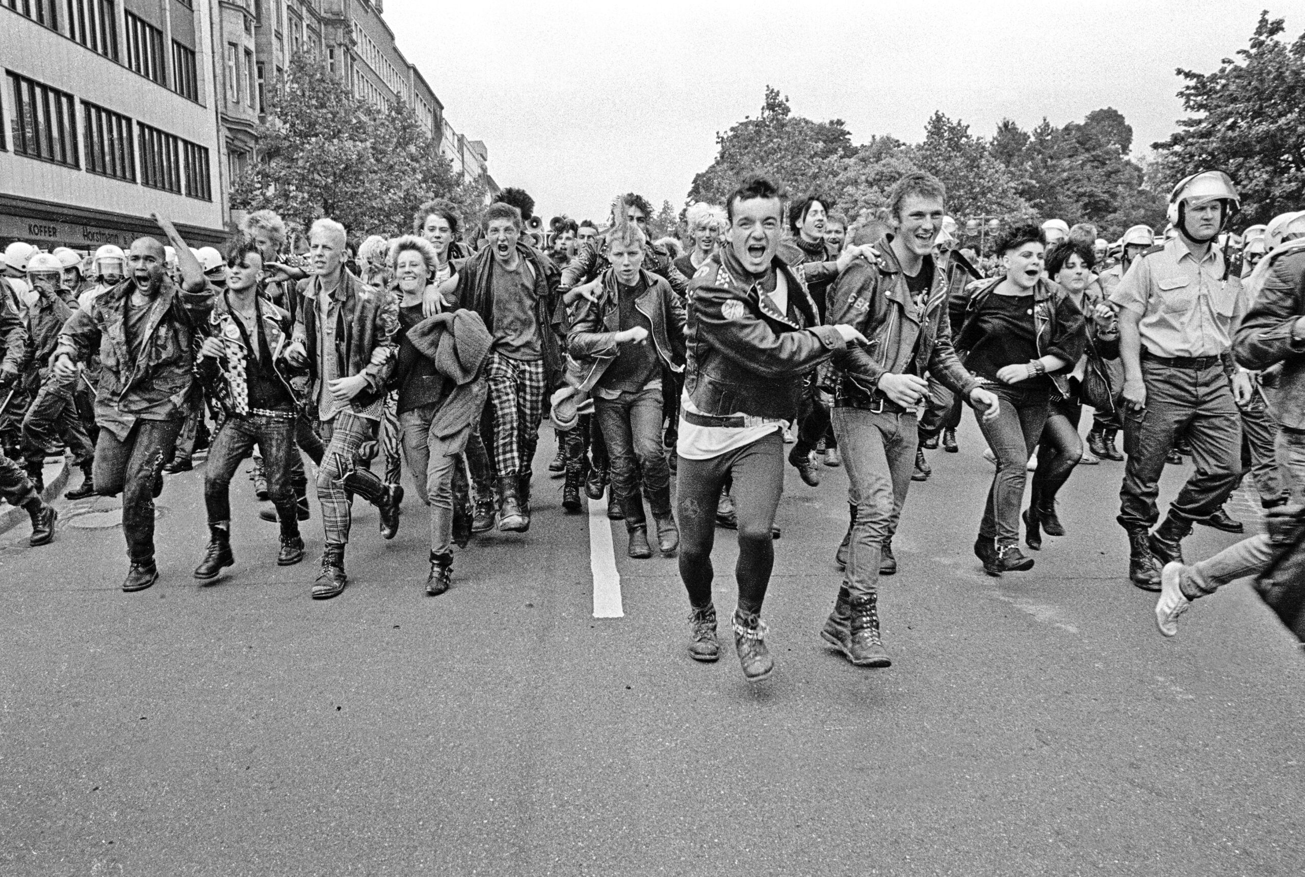 Punks laufen auf einer Straße in Hannover.