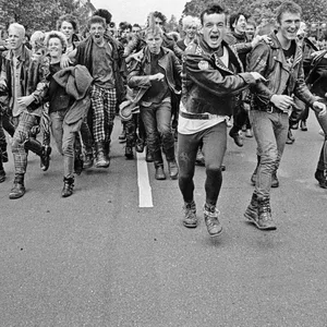 Punks laufen auf einer Straße in Hannover.