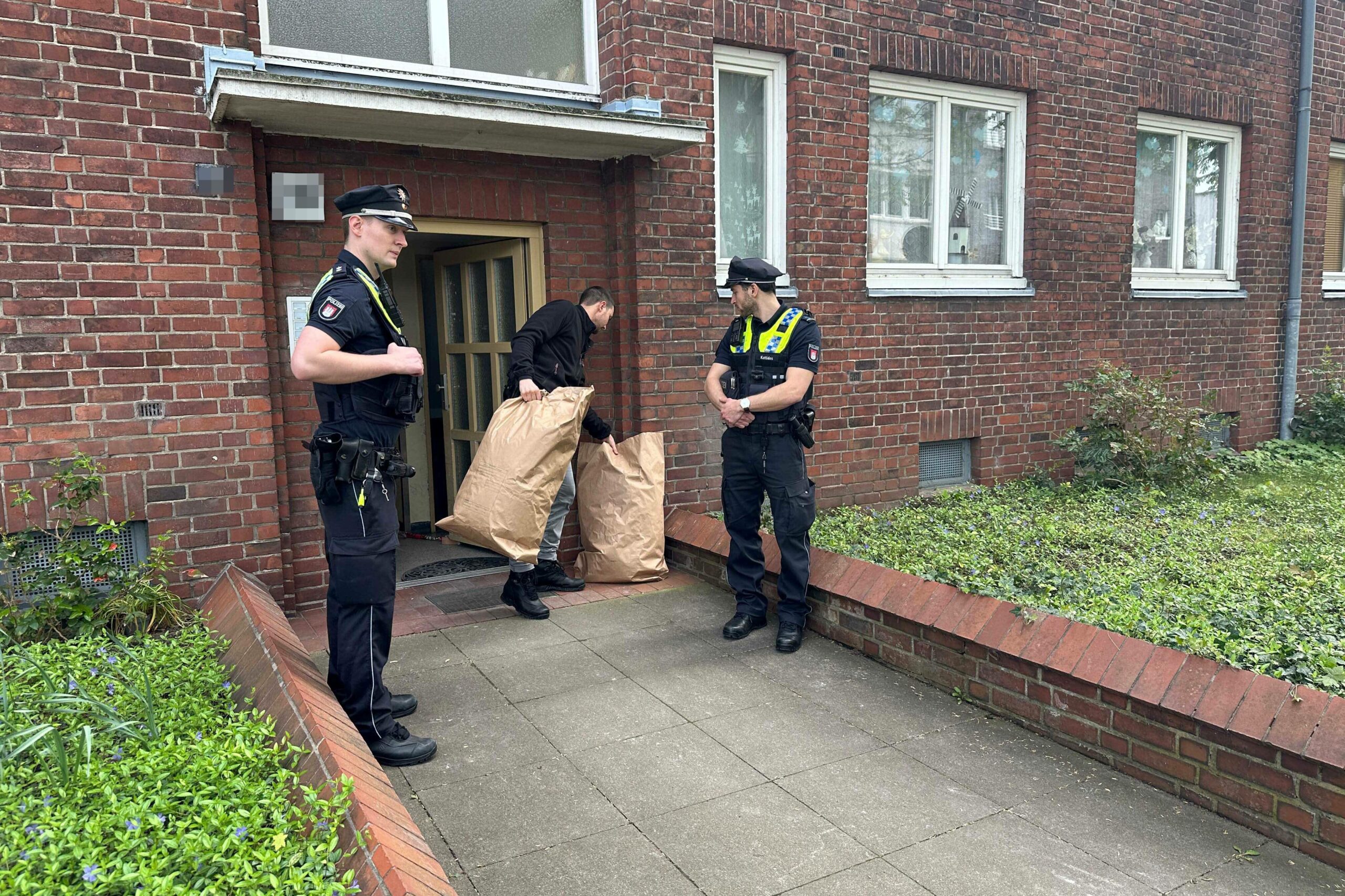 Polizisten sichern Beweise aus einer Wohnung an der Geierstraße.