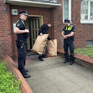 Polizisten sichern Beweise aus einer Wohnung an der Geierstraße.