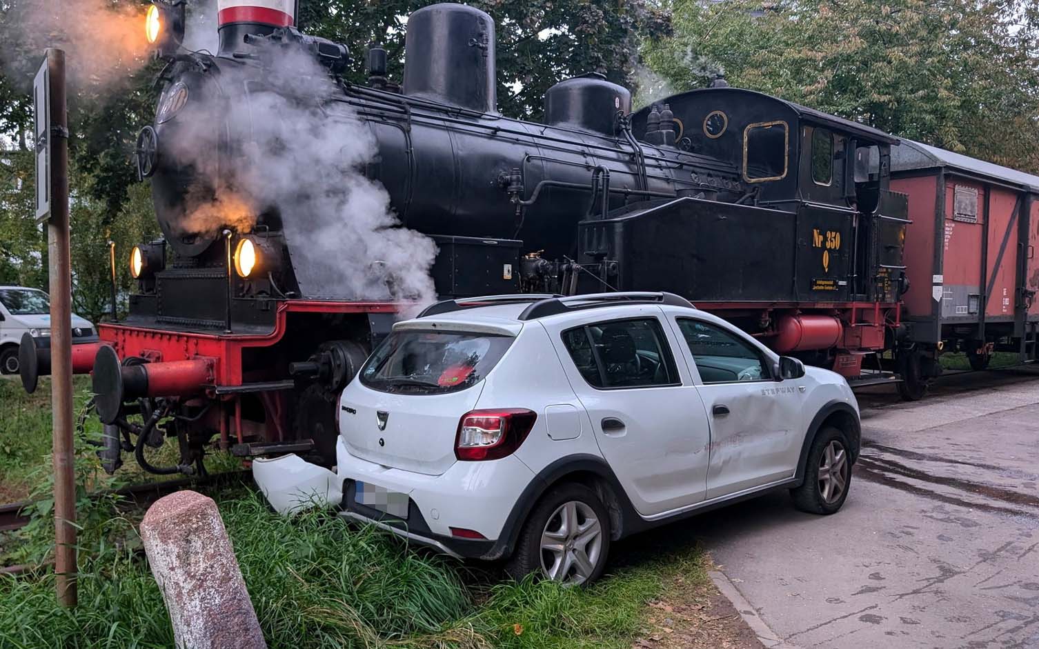 Jähes ende einer Fahrt in Museumsbahn – Dampflok rammt geparktes Auto