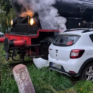 Jähes ende einer Fahrt in Museumsbahn – Dampflok rammt geparktes Auto