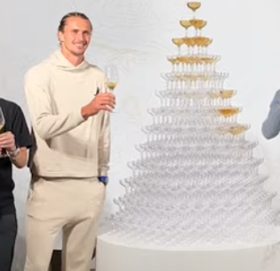 Alexander Zverev mit Champagner-Pyramide