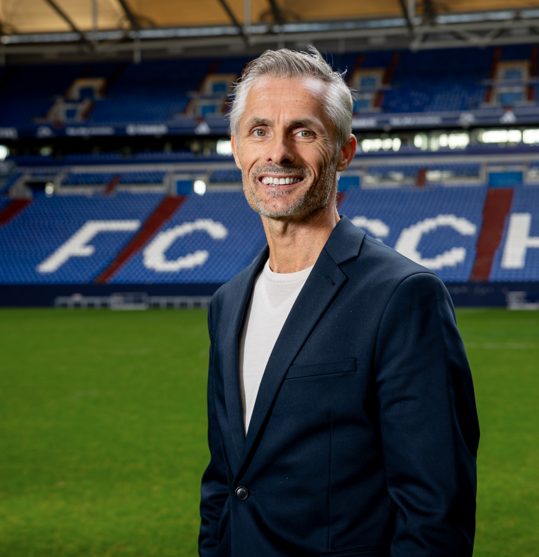 Kees van Wonderen grinst in die Kamera im Stadion von Schalke 04