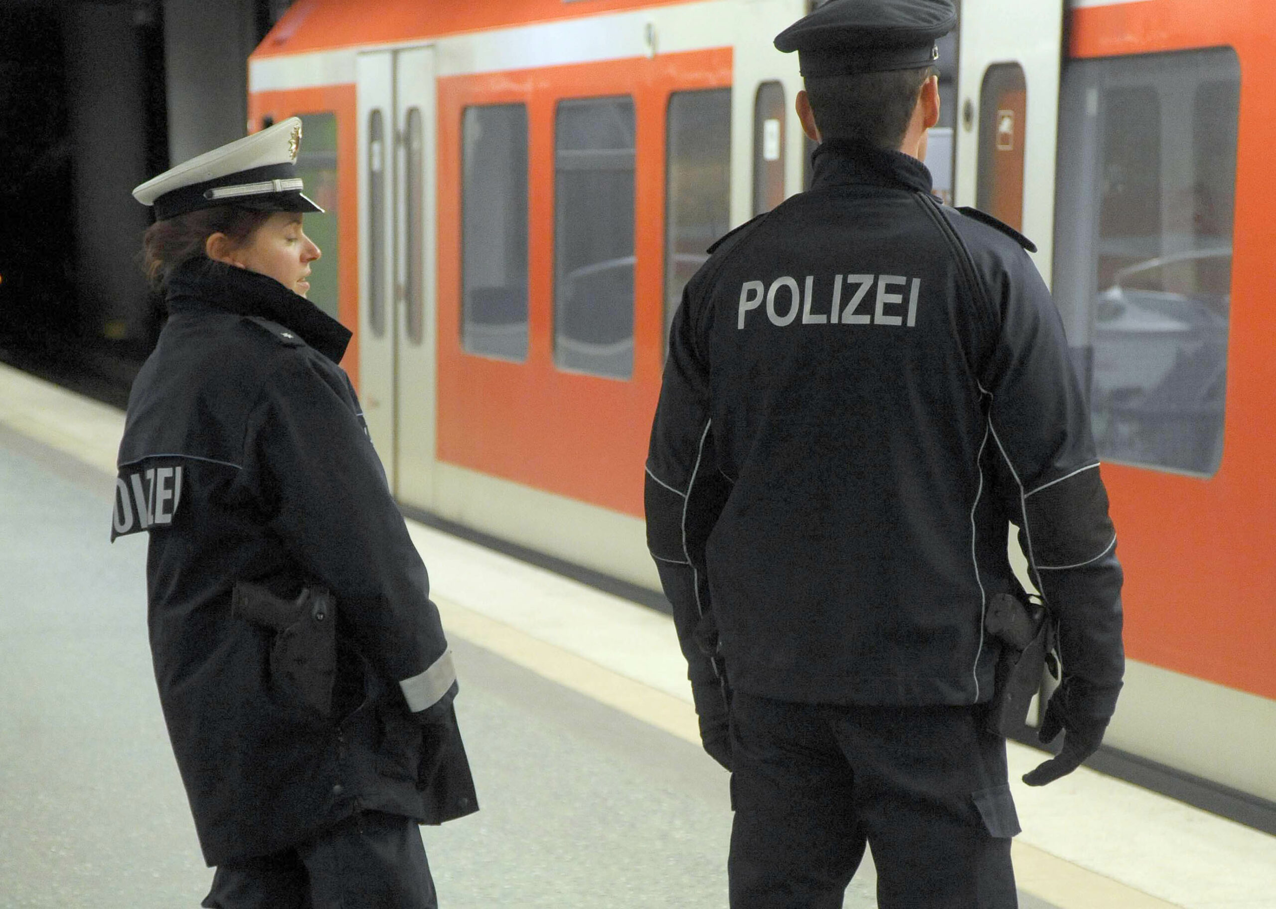 Am S-Bahnhof Landwehr in Eilbek: Schwarzfahrer bespuckt und würgt Kontrolleurin. Festnahme durch die Bundespolizei