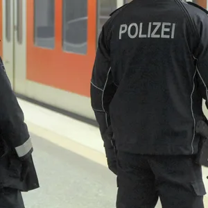 Am S-Bahnhof Landwehr in Eilbek: Schwarzfahrer bespuckt und würgt Kontrolleurin. Festnahme durch die Bundespolizei