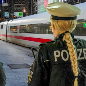 Dieb stiehlt Reisender teures Smartphone im ICE nach Hamburg – Festnahme im Hauptbahnhof