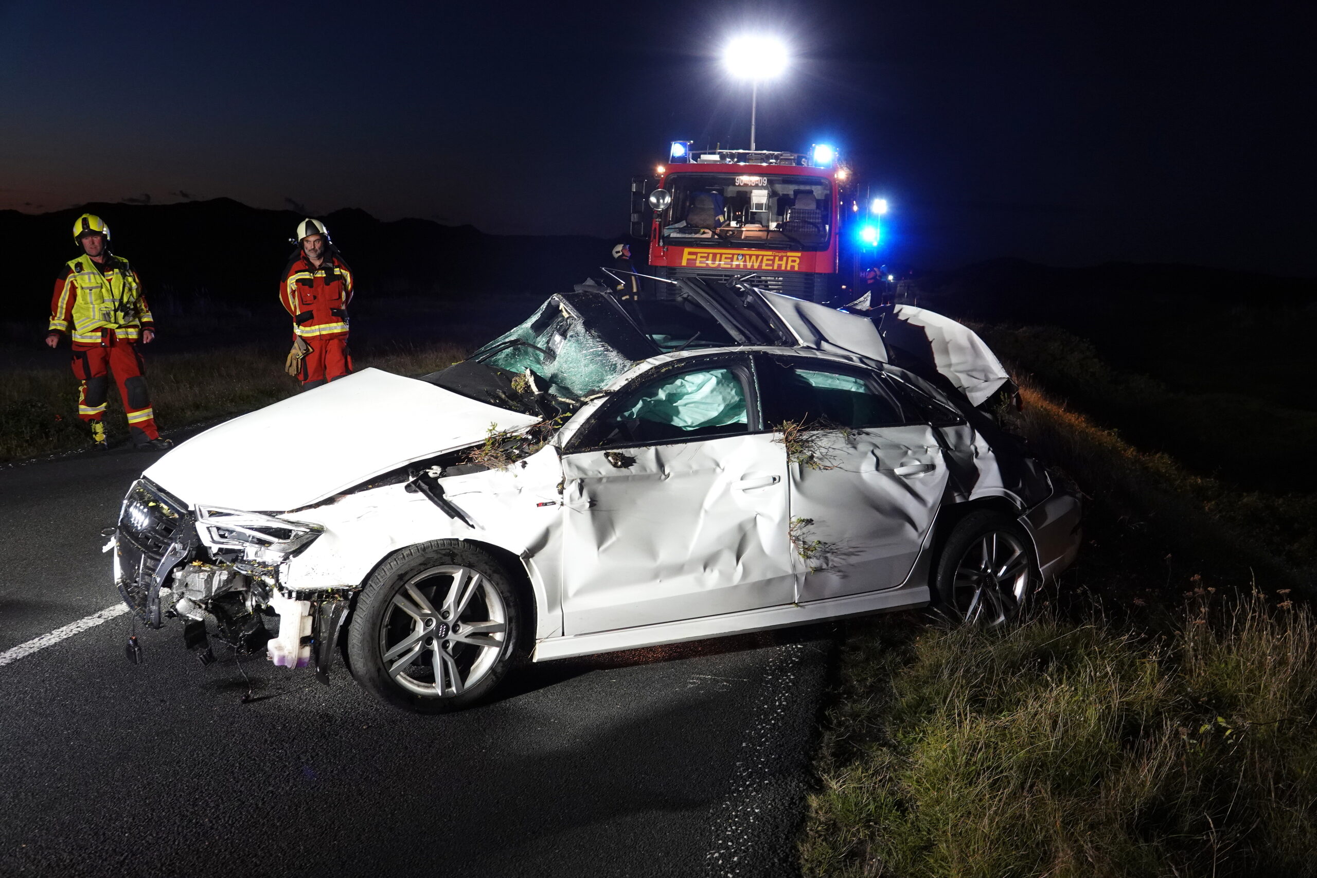 Der weiße Audi wurde per Seilwinde aus den Dünen gezogen.