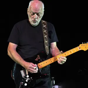 David Gilmour mit Gitarre auf der Bühne