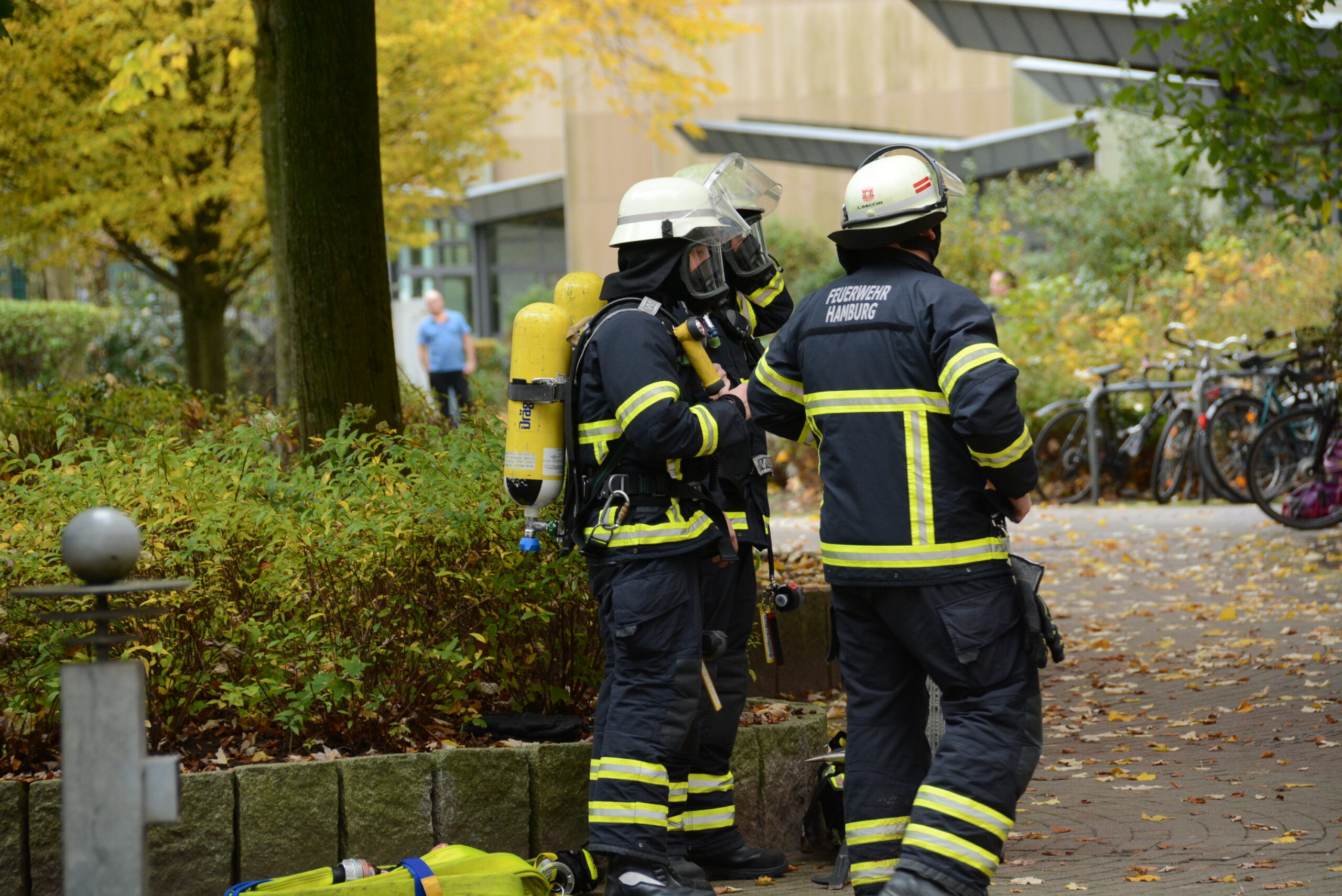 Mit Atemschutz gingen die Rettungskräfte in die verqualmte Wohnung am Ladenbeker Furtweg.