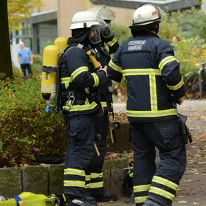 Mit Atemschutz gingen die Rettungskräfte in die verqualmte Wohnung am Ladenbeker Furtweg.
