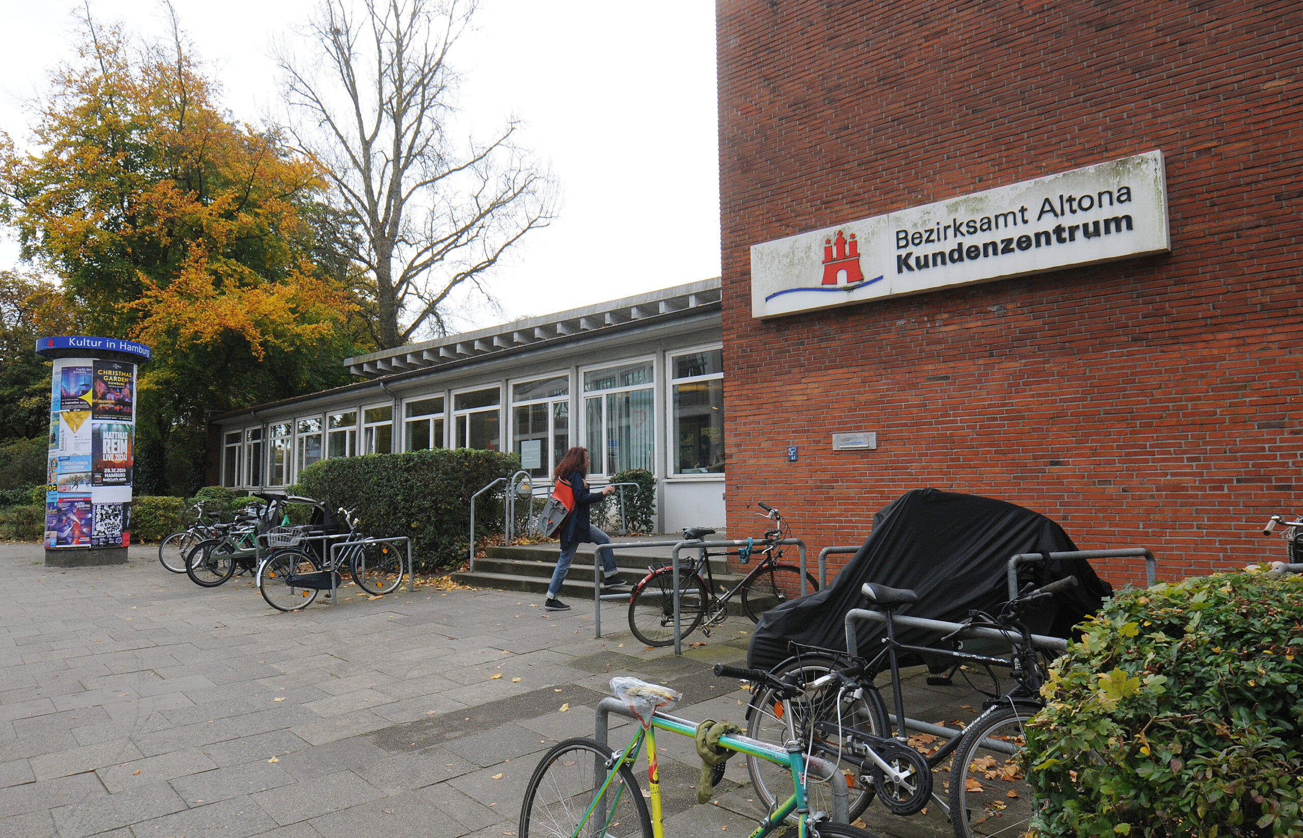 Flachbau mit Schild: „Altona Kundenzentrum“