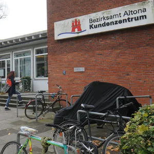 Flachbau mit Schild: „Altona Kundenzentrum“