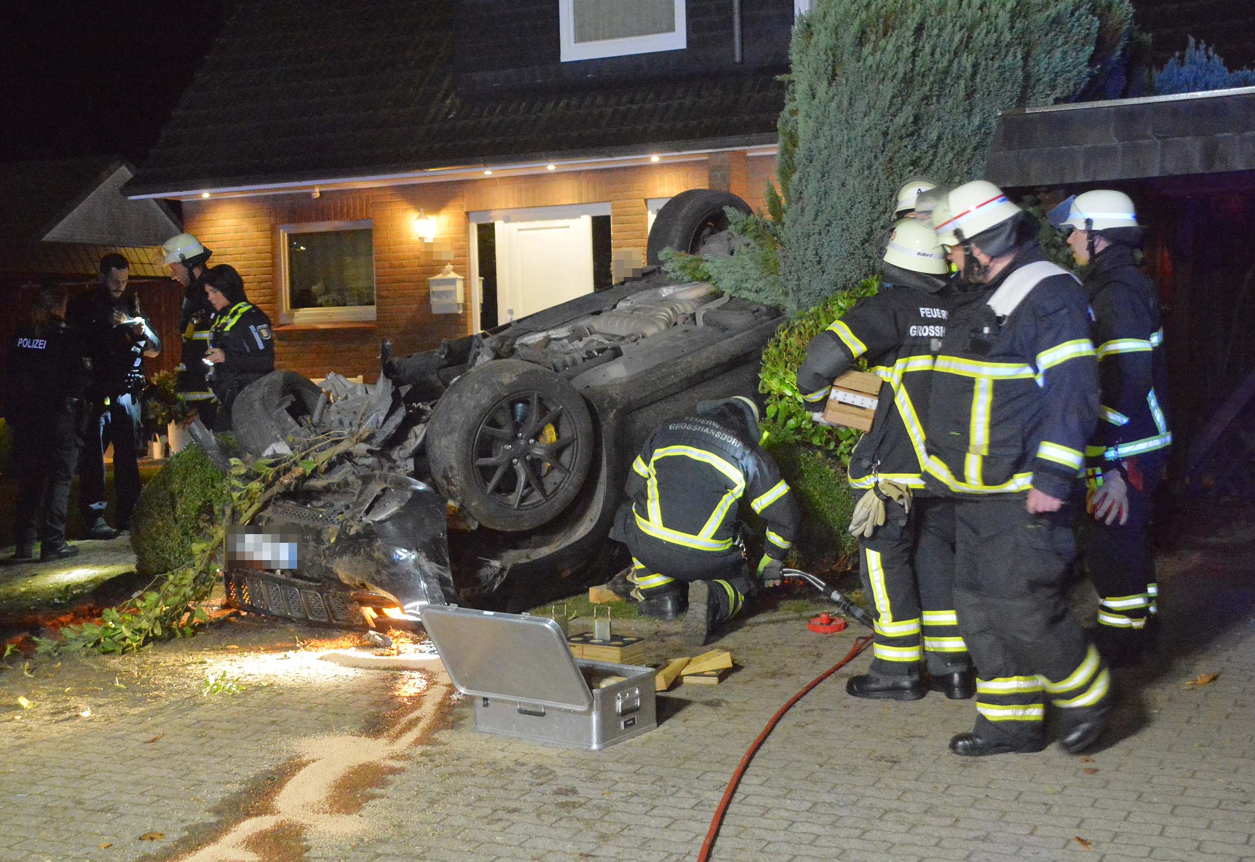 Schwerer Unfall in Großhansdorf – Rätsel um auf Dach liegenden Jeep im Garten