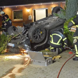 Schwerer Unfall in Großhansdorf – Rätsel um auf Dach liegenden Jeep im Garten