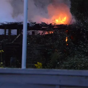 Mit mehreren Strahlrohren bekämpften die Einsatzkräfte unter Atemschutz das Feuer in Hamburg-Bergedorf.