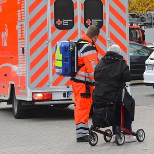 Die ältere Frau wurde vorsorglich in ein Krankenhaus gebracht.