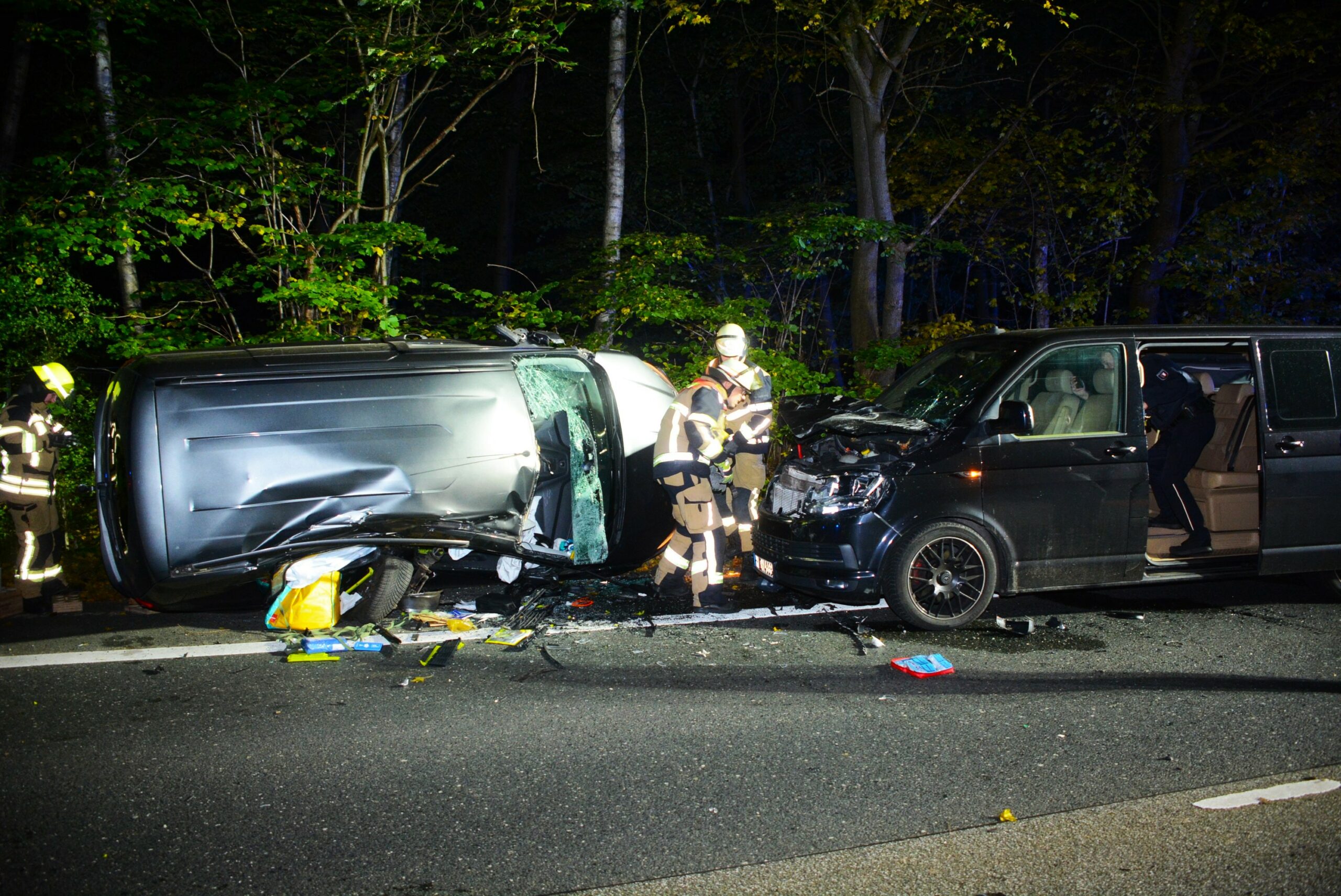 Die beiden Fahrzeuge nach dem Unfall auf der Hamburger Straße.